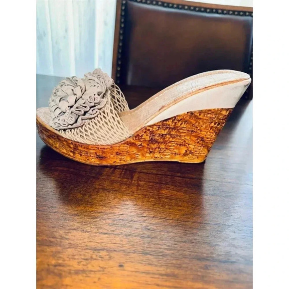 Bamboo Women's Beige Wedge Sandals Size 7 Floral Detail Summer Casual - Picture 1 of 9